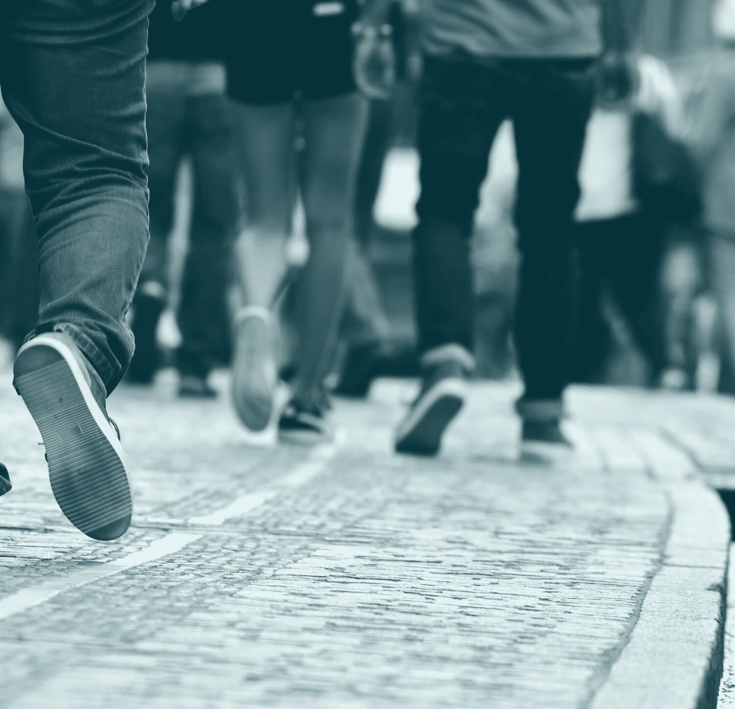 Personas caminando — Proyecto Hombre Granada